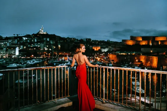 chauffeur mariage et evenement prive van avec femme posant sur un balcon de marseille