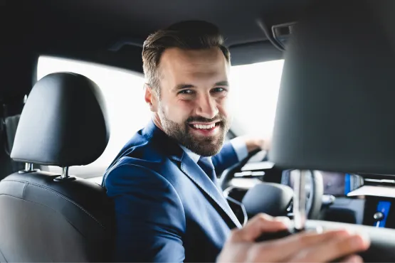 chauffeur professionnel minibus taxi a marseille souriant et courtois