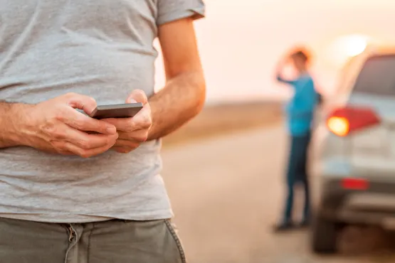 personne appelant un taxi marseille suite a panne voiture service assistance