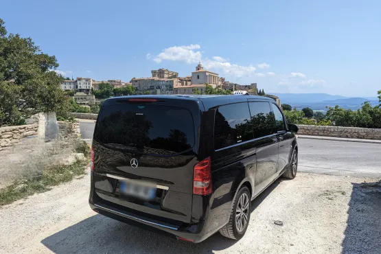 voiture van taxi marseille surplombant la ville